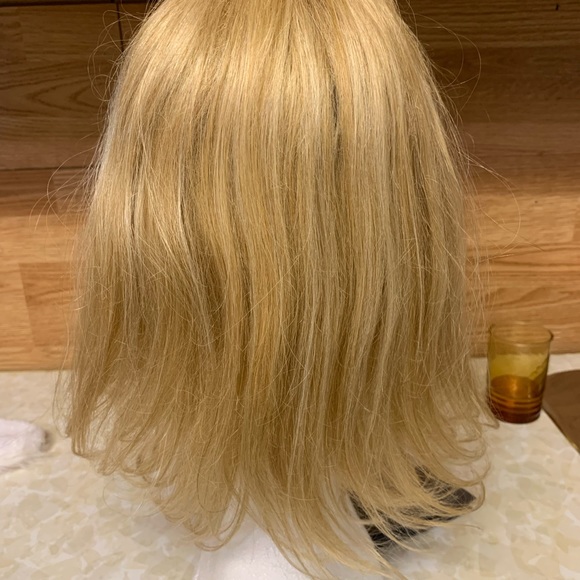 Golden blonde shoulder length wig - Picture 6 of 6